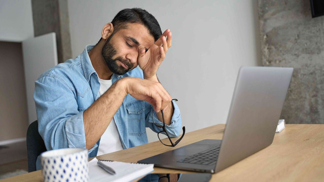 Man-sitting-at-laptop-looking-worried