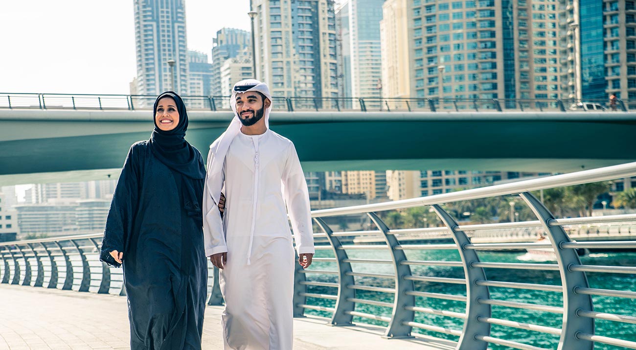 UAE-couple-walking-along-Dubai-river-canal