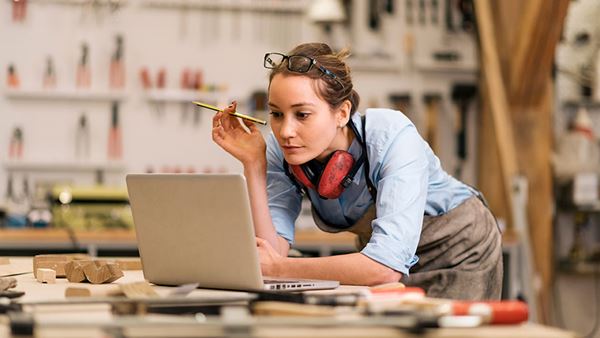 WomanWorkingOnLaptop