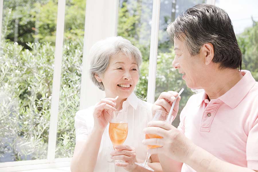 Elderly couple drinking iced tea