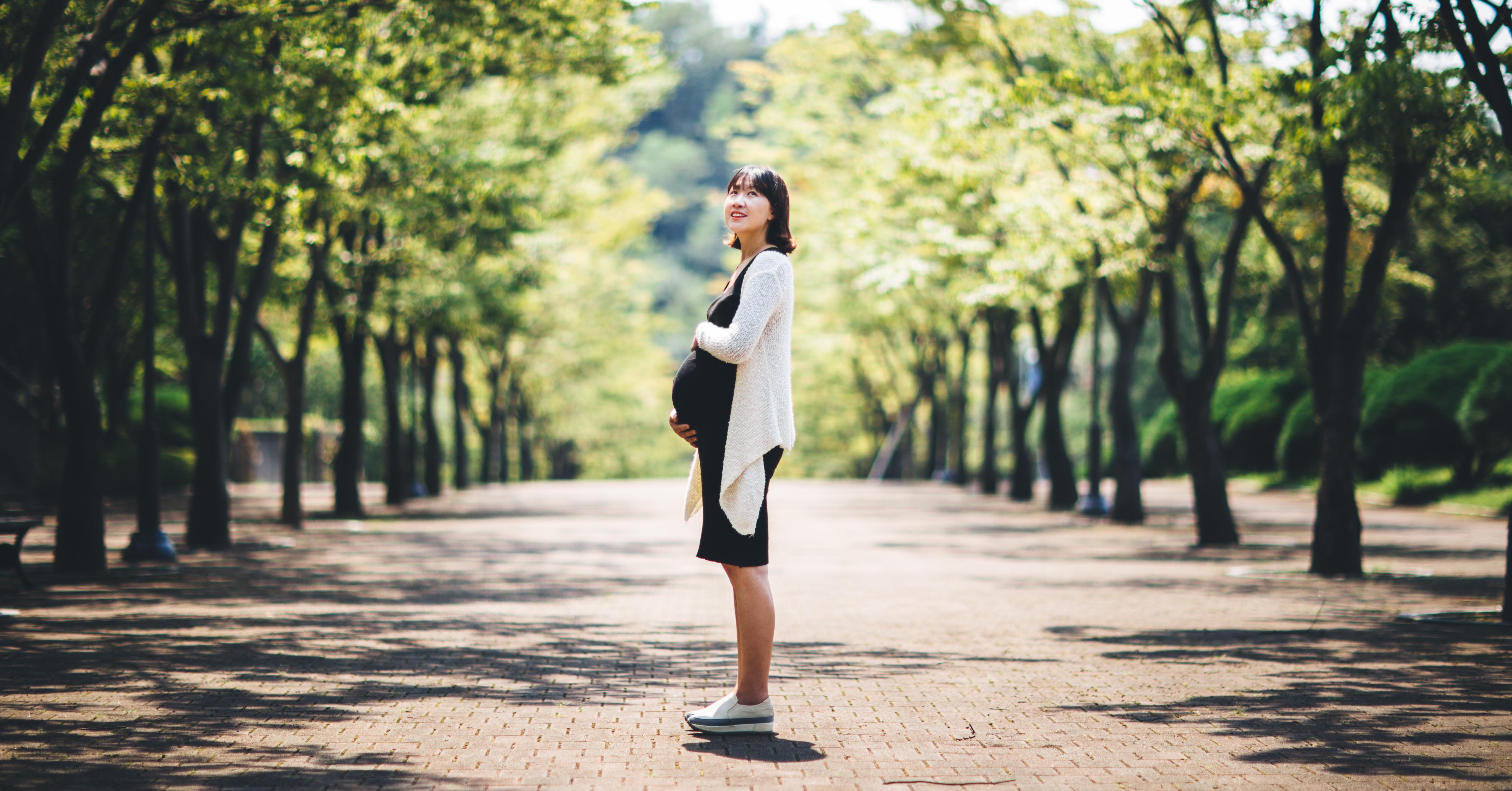 Women-standing-in-the-park