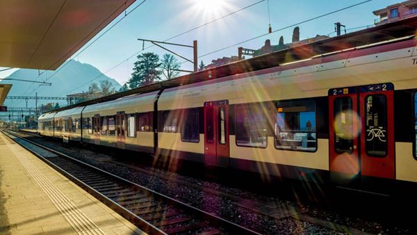 photo of Singaporean train at a station