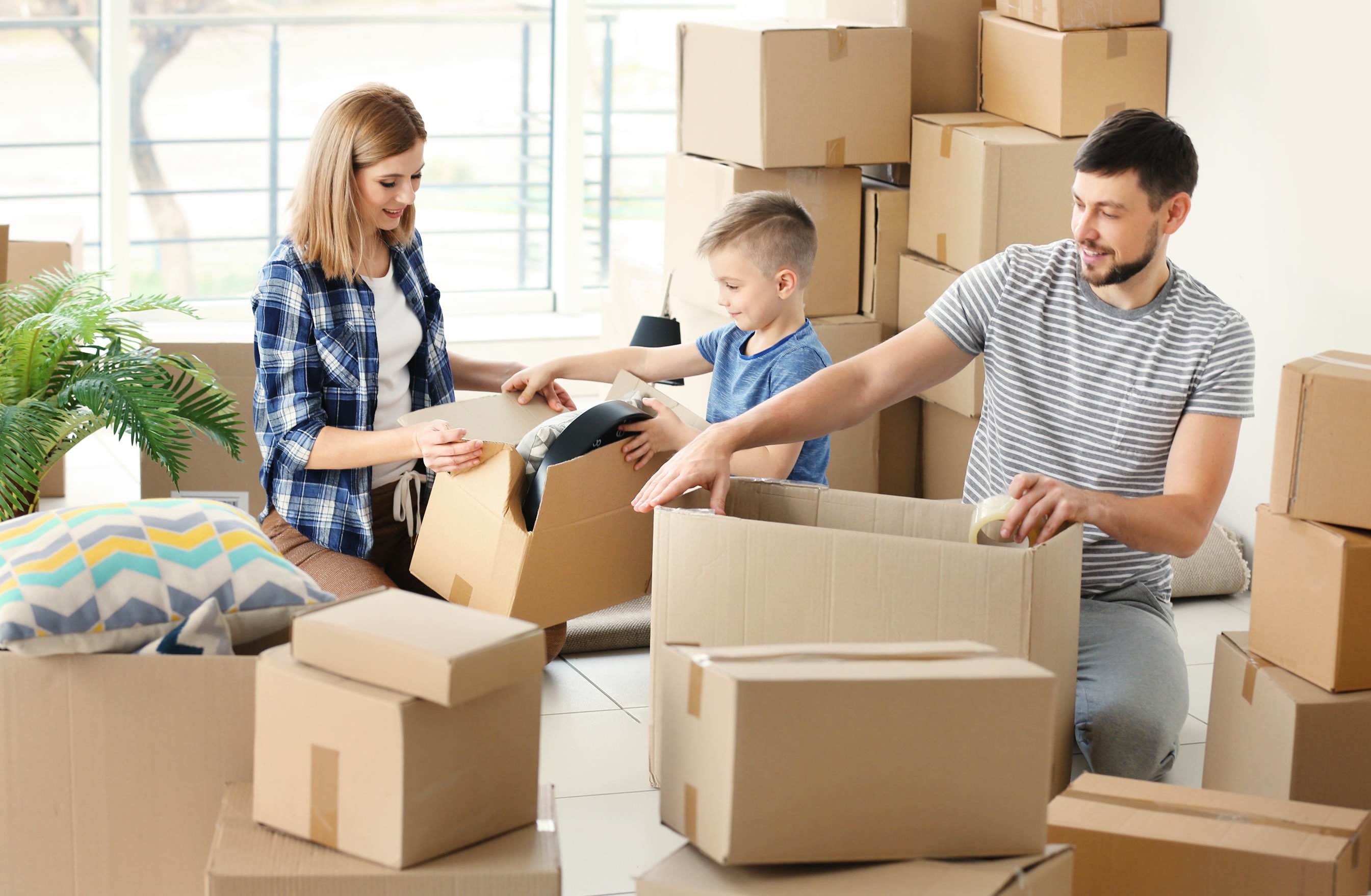 Способы переехать. Переезд. Семья в квартире с коробками. Переезжают в квартиру. Коробки с вещами.